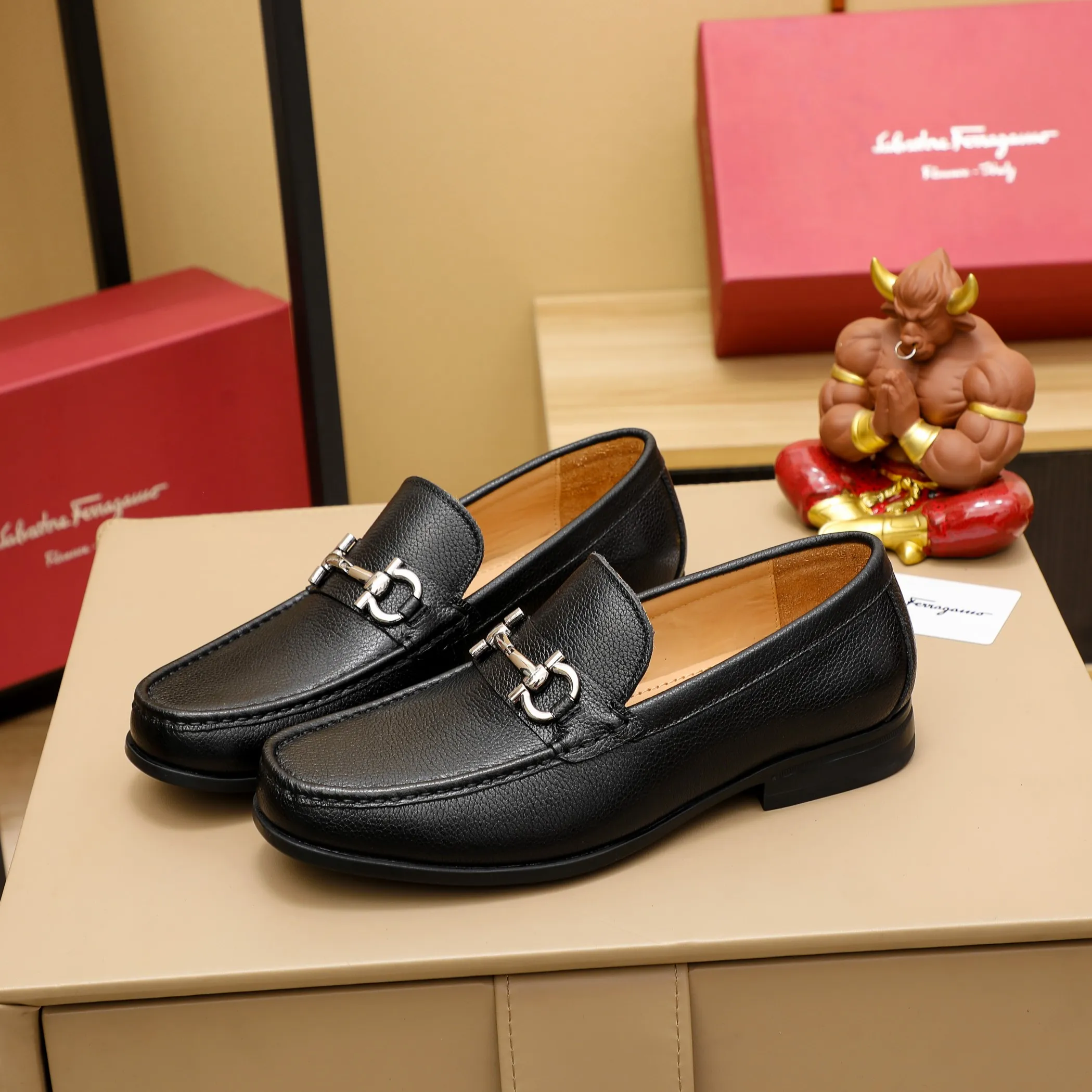 Men's clothing and shoes 💰460 🔥Ferragamo's new men's casual slip-on shoes🇨🇳Official website original 1:1 mold opening, original quality💯Fine workmanship, high-end luxury☘The upper is made of imported Italian first-layer cowhide🌴Luxury🐂leather lining🍓Rubber wear-resistant and non-slip outsole, breathable and comfortable to wear🍍The first choice for high-end men, black, size 38-45